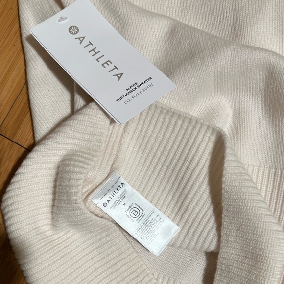🎁NWT Athleta Alpine Turtleneck Sweater Size M - Picture 6 of 14